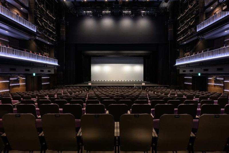 「THEATER MILANO-Za」設置特殊舞台設備、以及可調性極佳的觀眾席，可享有舞台與觀眾席融為一體的觀劇體驗。   圖：©️TOKYU KABUKICHO TOWER／提供