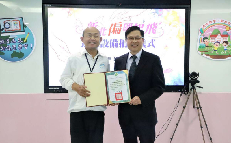 教育局副局長歐人豪(左)致贈感謝狀予南亞科技副總經理吳志祥(右)。   圖：新北市教育局提供