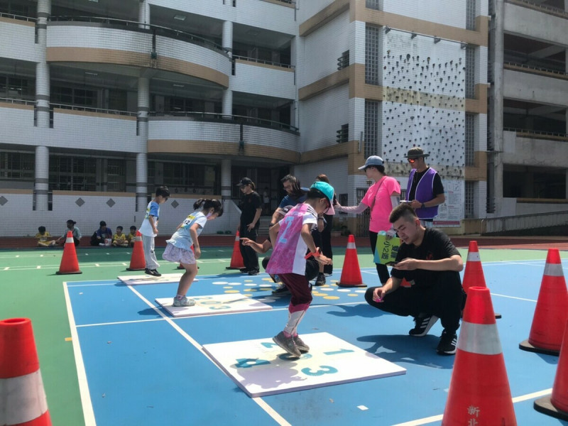 新北市兒童田徑聯賽-十字雙腳併腿跳。   圖：新北市體育處/提供