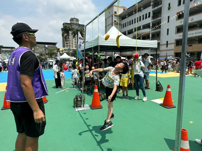 新北市兒童田徑聯賽-垂直跳躍摘水果。   圖：新北市體育處/提供