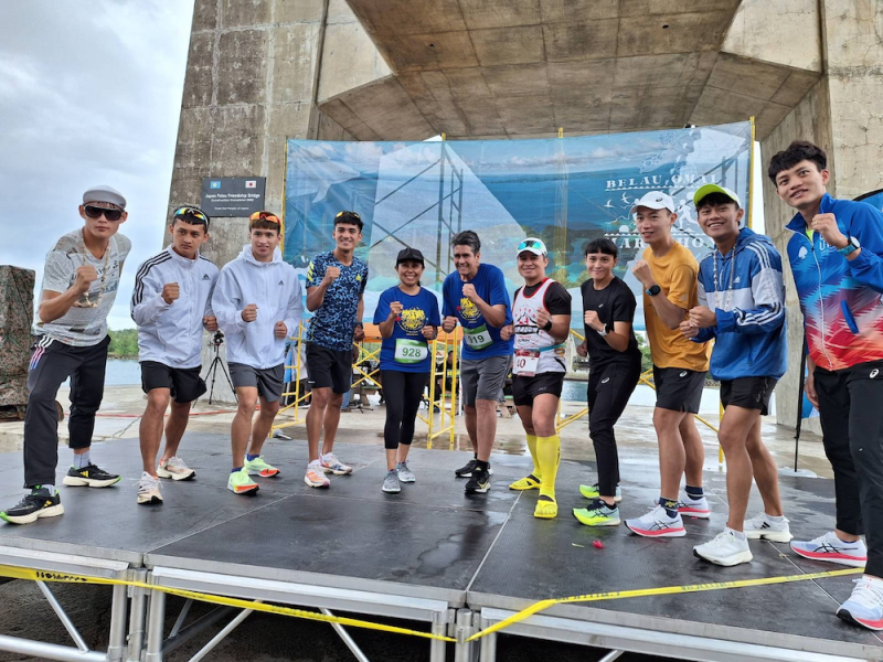 原民會副主委谷縱（右五）率原民會跑者一同參與帛琉首屆馬拉松比賽。   圖：外交部/提供