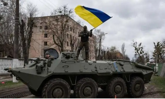 烏克蘭士兵站在裝甲車上揮舞烏克蘭國旗。   圖 : 翻攝自張家棟觀世界