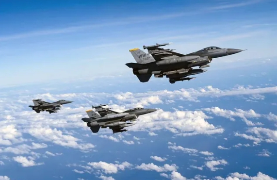 西方國家對烏克蘭飛行員的 F-16 戰鬥機培訓，將於 8 月開始。圖 : 翻攝自空天力量