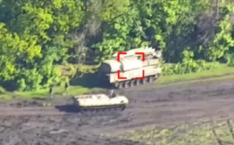 烏克蘭安全局在YouTube上公布影片，稱烏軍無人機發現俄軍防空系統移動部署，並發動攻擊。   圖：YouTube / Служба безпеки України 截圖