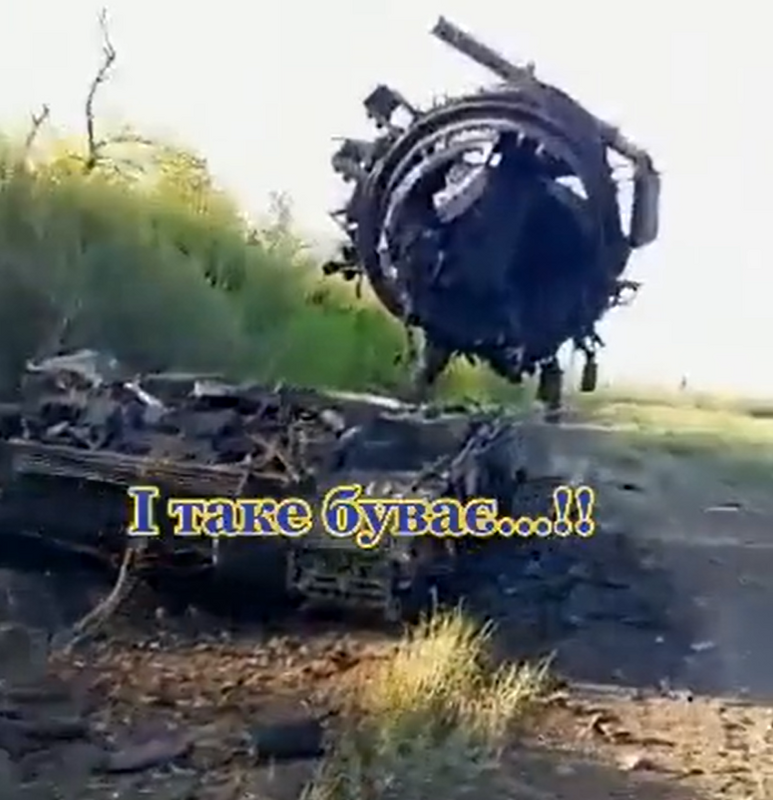 俄軍的坦克在戰場中被毀壞，炮塔飛往高空後，直直插入地面。   圖：翻攝自John Zhang推特