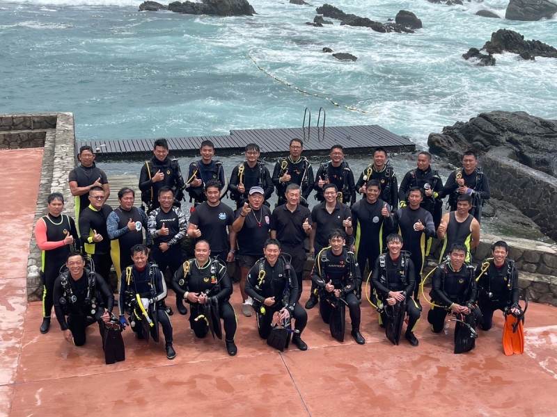 新北市消防局於5月22日起在龍洞灣海洋公園潛水場域辦理為期2週「潛水搜救隊進階救援潛水員訓練」。   圖：新北市消防局提供