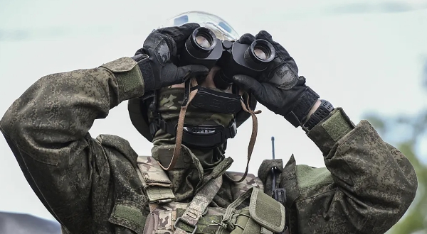 一名俄軍在扎波羅熱觀察烏軍動態。   圖 : 翻攝自澎派新聞