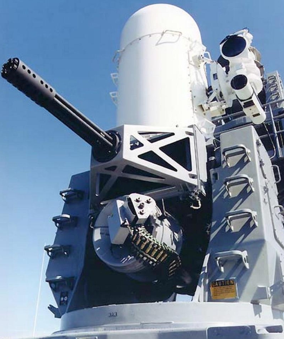 Mk 15「密集陣」近防武器系統是由雷神公司（Raytheon）研製，配備著名的 M61「火神（Vulcan）」20mm 加特林機砲，理論射速可達 4500 發/分鐘。 圖 : 翻攝自抖音百科
