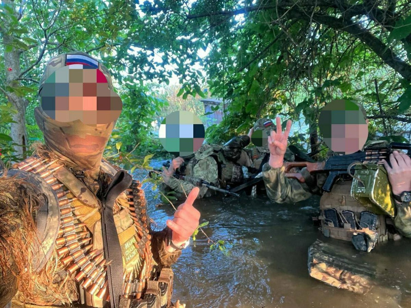 水壩被炸後，俄軍在赫松洪水淹沒的地區也被泡在齊腰深的水中。   圖：翻攝自推特帳號@NOELreports