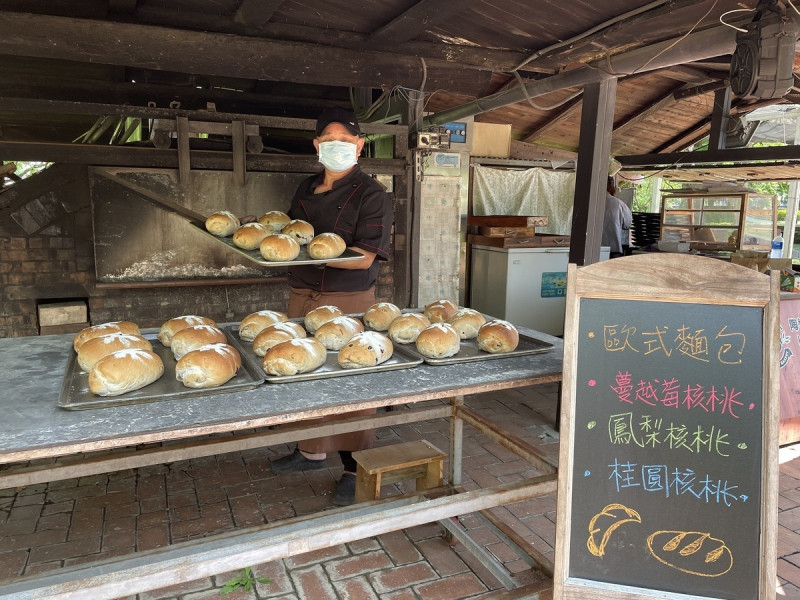 戲水池旁的柴燒窯烤麵包同步開張，現烤飄香滿足饕客的味蕾。   圖：鶯歌陶瓷博物館提供