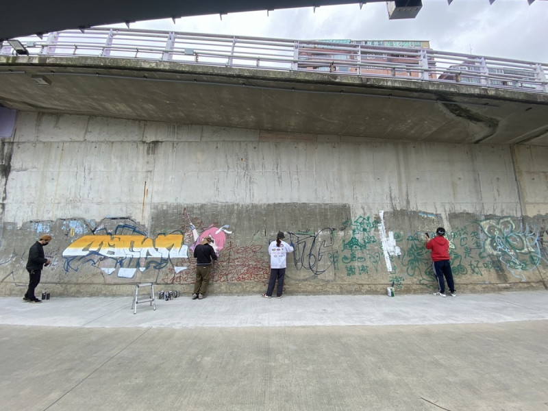 博愛陸橋堤外塗鴉牆提供中永和民眾揮灑創作空間。   圖：新北市高灘處提供