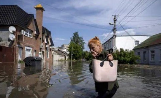 決堤的洪水從決口處傾瀉而下，淹沒了下游的戰區，使數萬居民處於危險之中。   圖：翻攝自新浪