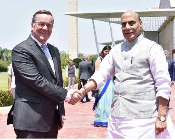 德國國防部長皮斯托里烏斯當地時間 6 日訪問印度，並與印度國防部長拉傑納特·辛格舉行雙邊會談。   圖 : 翻攝自視覺中國