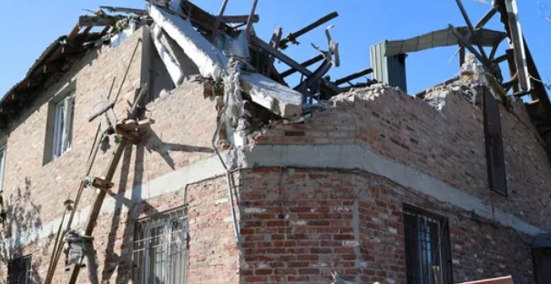 烏克蘭發動襲擊後受損的頓涅茨克居民樓。   圖：翻攝自騰訊網