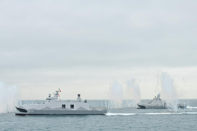 中華民國國造「沱江級」匿蹤雙船體飛彈巡邏艦。左為2號艦「塔江軍艦(PGG-619)」，右為原型艦「沱江軍艦(PGG-618)」   圖：國防部提供(資料畫面)