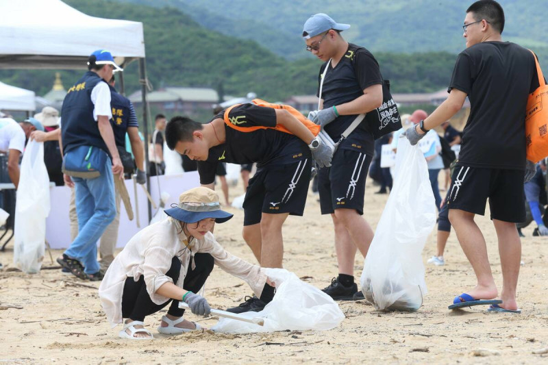 台灣警察專科學校的大孩子，熱情參與淨灘活動。   圖：財團法人日月光環保永續基金會提供