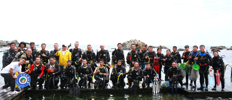 新北市政府消防局潛水隊一同響應日月光海洋日為了海域守護盡一份心力。   圖：財團法人日月光環保永續基金會提供