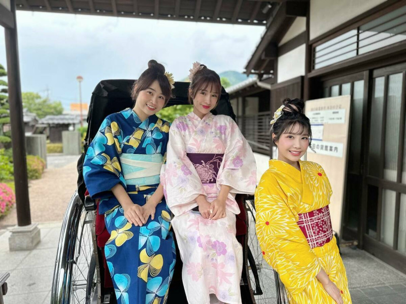 今(8)日她們來到山口市的「菜香亭」，換上和服坐著人力車，體驗日本風情。   圖：翻攝自FB/Rakuten Girls