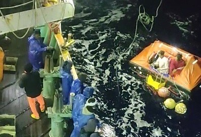 「盈榮638號」漁船協助救援美國籍「SEA SMILE」漁船船員。   圖：海洋委員會提供