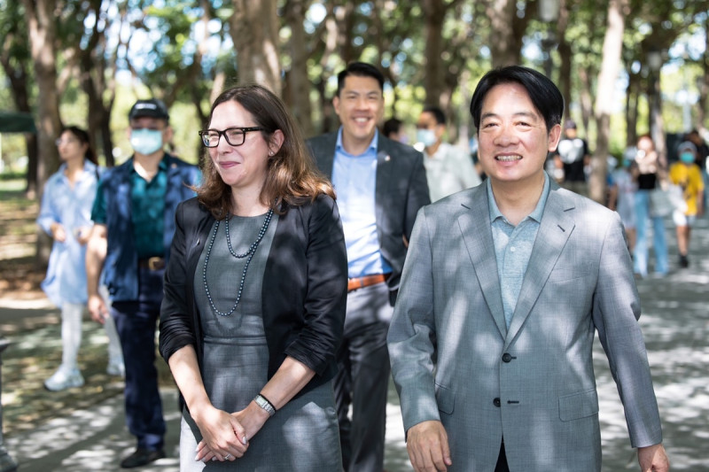 副總統賴清德8日上午帶AIT主席羅森柏格（Laura Rosenberger）前往台南參訪   圖：總統府提供