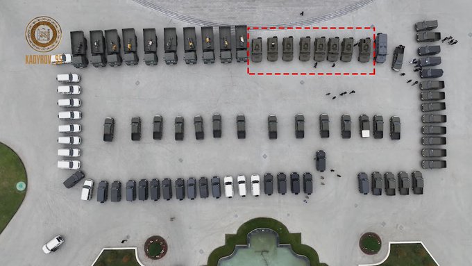 車臣共和國領導人卡德羅夫（Ramzan Kadyrov）釋出的影片中，包含 8 架中國製造的虎式裝甲運兵車。   圖：翻攝自推特用戶「Ukraine Weapons Tracker」