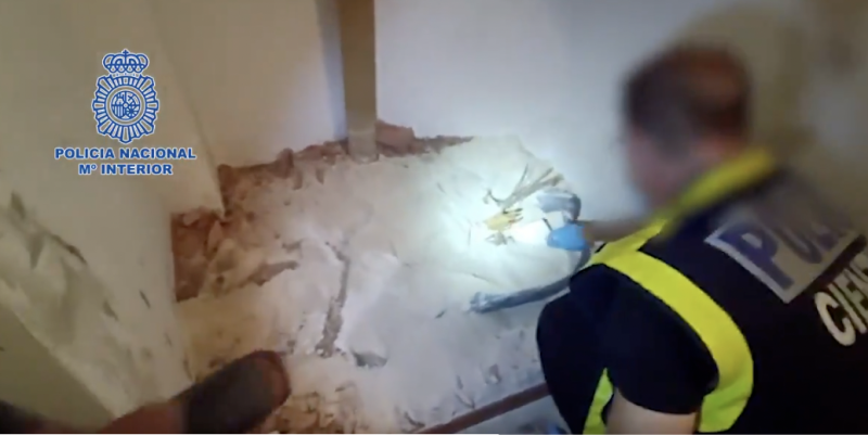 西班牙警方在牆後發現裝有人類遺骸的木箱。   圖：翻攝自西班牙國家警察官方推特