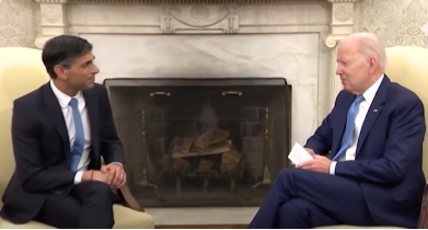 英國首相蘇納克訪美，美國總統拜登在白宮接見。   圖 : 影片截圖