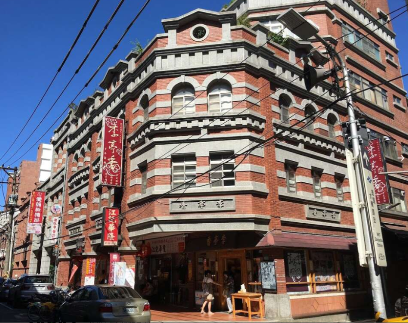 ，延續第一波西門小旅行熱潮，推出第二波「一日文青散策：品中山漫漫遊」和「老街的歲月風華：大稻埕懷舊之旅」友善小旅行。   圖：台北市政府觀光傳播局／提供