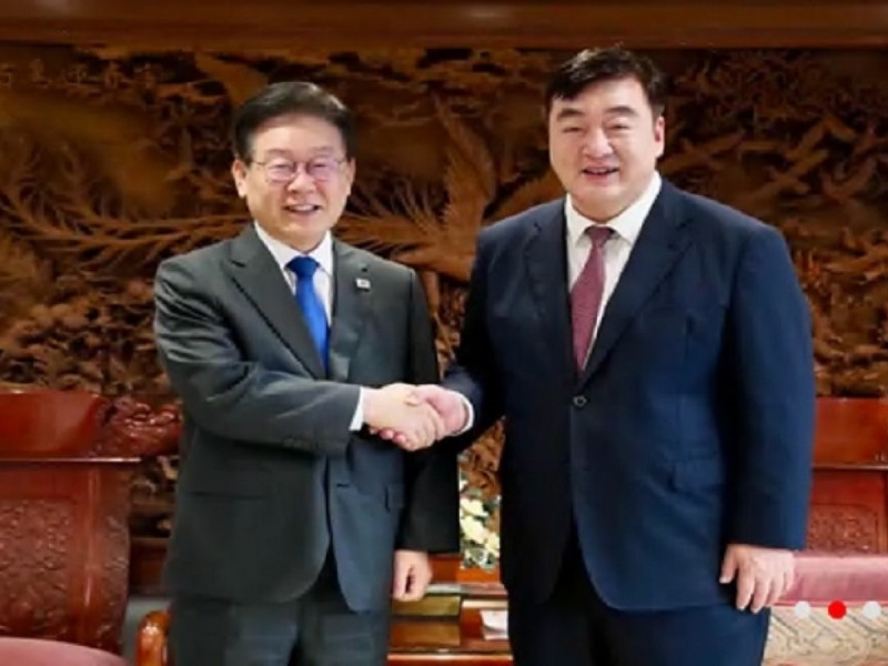 中國駐南韓大使邢海明(右)8日與南韓在野的共同民主黨黨魁李在明(左)會面。   圖：中國駐南韓大使館網頁截圖