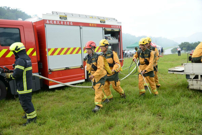 消防及林業人員一起布置水線。   圖：農委會/提供