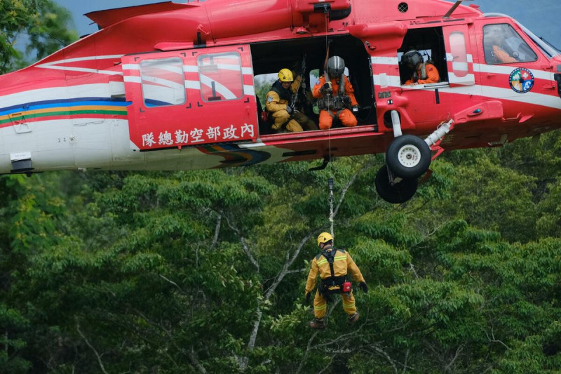 直升機吊掛森林護管員前往火場。   圖：農委會/提供