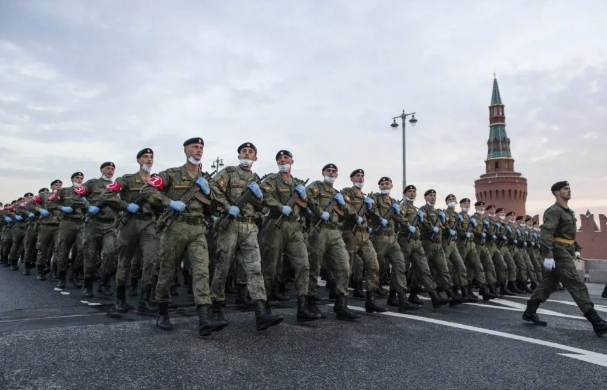 俄國總統普丁還要增加50萬俄軍，用來應付「俄羅斯西部戰略方向」( 烏克蘭方面 )態勢。   圖 : 翻攝自騰訊網/浩外同學