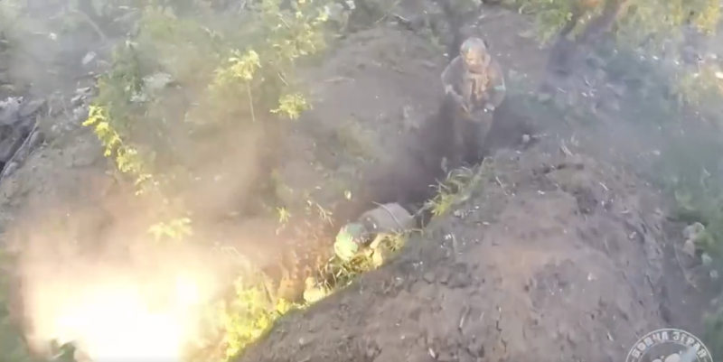 巴赫穆特外圍某烏軍陣地疑似遭俄軍以白磷彈轟炸。   圖：翻攝自「NOELREPORTS」