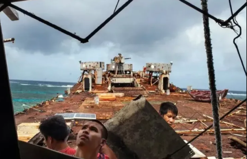  6 月 15 日過後，24  年前菲律賓坐灘在仁愛礁的馬德雷山號，很可能被中國海警直接拖走，而船上的菲律賓人員也將被逮捕。   圖：翻攝自均均有聲