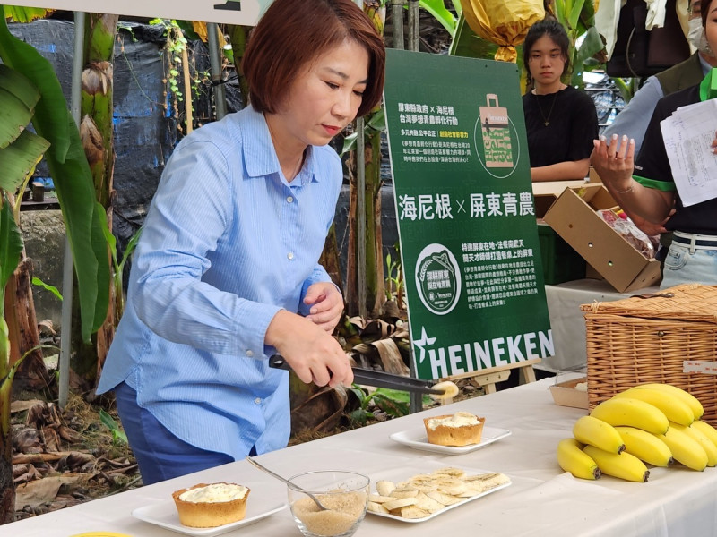 周春米化身甜點師傅製作焦糖香蕉塔。   圖：屏東縣政府提供