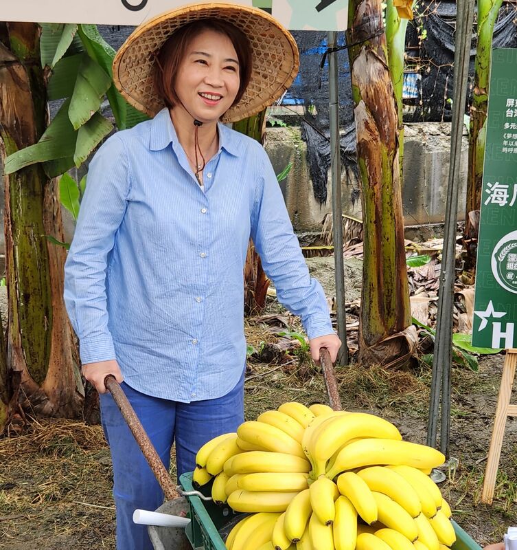 一日蕉農周春米行銷屏東農產品。   圖：屏東縣政府提供