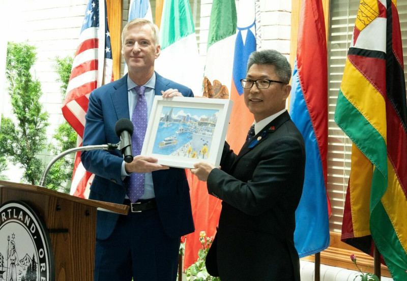 張恩成(右)致贈紀念畫作予惠勒市長。   圖：高雄市行政暨國際處/提供