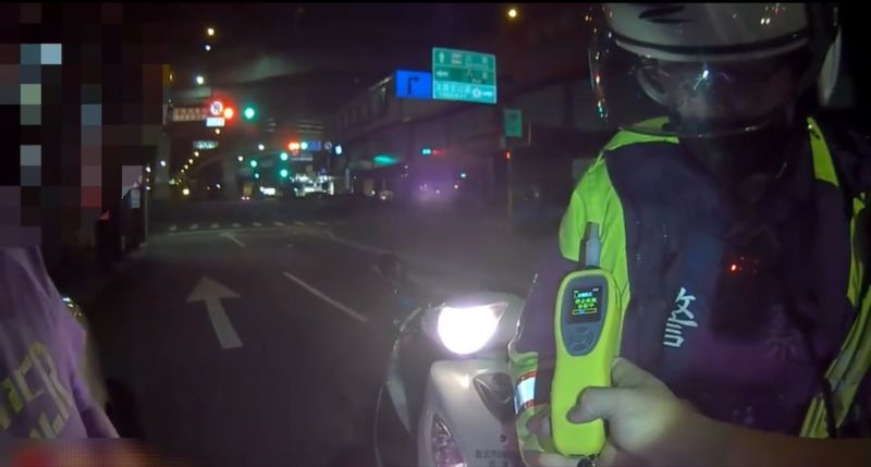 ▲周姓男子駕駛自小客車違規逆向行駛，被警方發現盤查，酒測值高達0.80MG/L，已觸犯公共危險罪，當場被警方逮捕。（圖／翻攝畫面）   