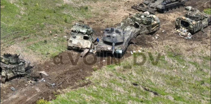 在五月初反攻初期，烏克蘭一輛豹 2 坦克和四輛 M2 布萊德利步兵戰鬥車在烏東南部前線的奧雷霍沃，遭到地雷襲擊，被摧毀遺棄。   圖：翻攝自@RALee85 Twitter