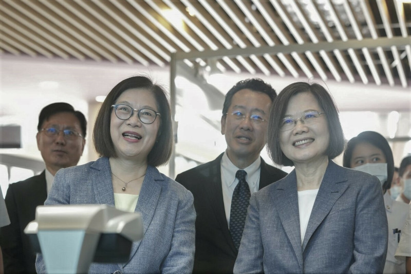 管碧玲(左)陪同蔡總統出席國家海洋日活動。   圖：海洋委員會/提供