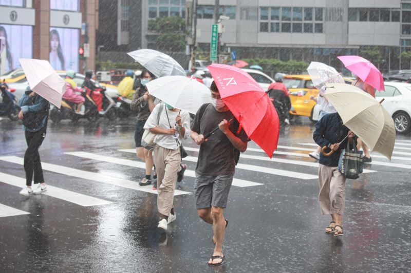 ▲鋒面接近、低壓帶將要影響，台灣各地的天氣在未來一週受梅雨影響，越來越不穩定。（圖／記者葉政勳攝）   