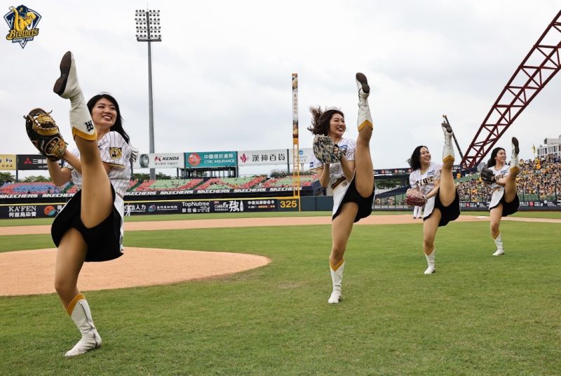 ▲阪神虎啦啦隊Tigers Girls到場，為中信兄弟開球，以及表演。（圖／兄弟提供）   