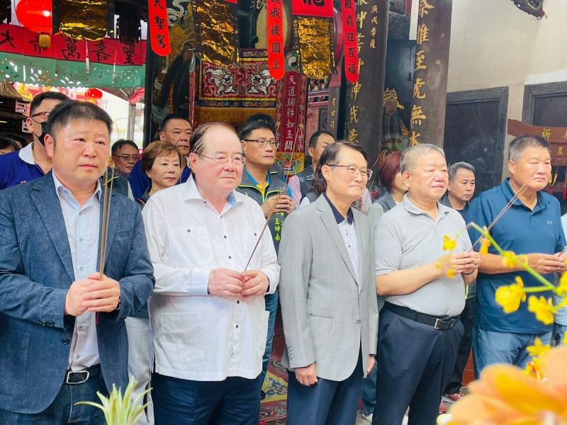 2023神農文化祭，安龍奠土護國祈安法會，包括花蓮縣議長張峻(左起)、先嗇宮董事長李乾龍、新北市副市長陳純敬、新北市議長蔣根煌、前新北市議員蔡明堂等人一起參拜神農大帝。   圖：新北市民政局提供