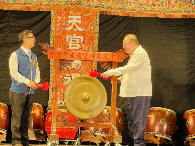 先嗇宮董事長李乾龍(右)、民政局長柯慶忠共同為112年「神農文化祭」揭開序幕。   圖：三重區公所提供