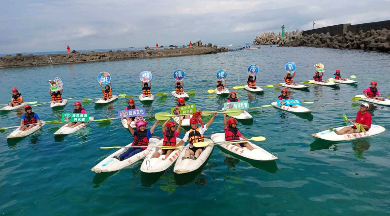 獨木舟薪傳小勇士保護海洋宣示。   圖：新北市教育局提供