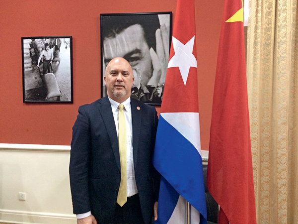 古巴與中國早於1960年建交。美國白宮1名官員今天表示，中國多年來一直在古巴經營1個情報部門。圖為古巴駐華大使卡洛斯·米格爾（Carlos Miguel）   圖：翻攝自古巴駐華大使館微博