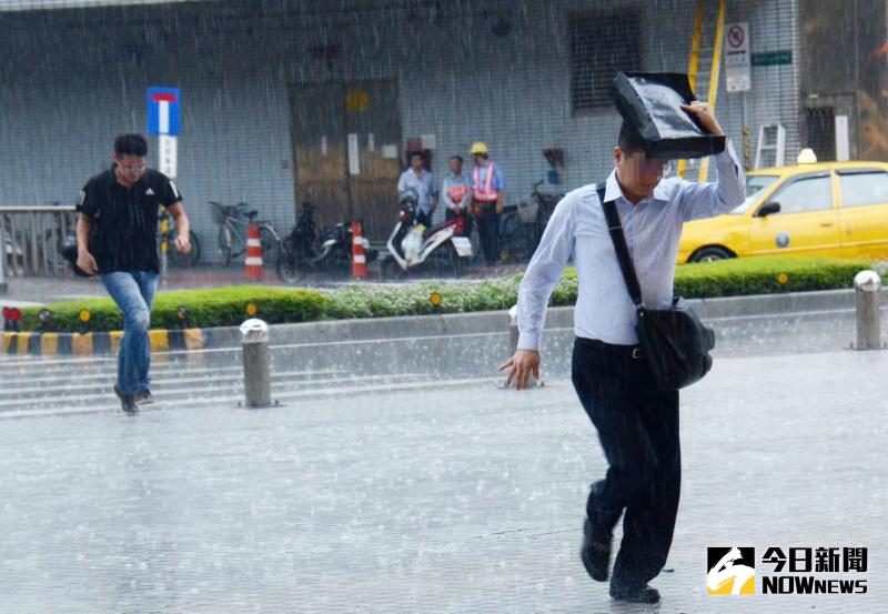 梅雨滯留鋒面與西南氣流增強影響，全台各地未來一週降雨相當明顯，請民眾外出務必攜帶雨具，做好防災準備。   圖：NOWnews資料照