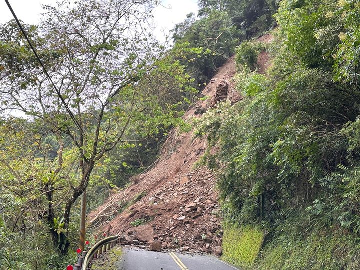 今(12)日太平山國家森林遊樂區內道路「宜專一線」里程1.5k處（售票站前1.5公里）於7時20分，發生上邊坡土石坍方，目前持續落石中。   圖：林務局羅東林區管理處／提供