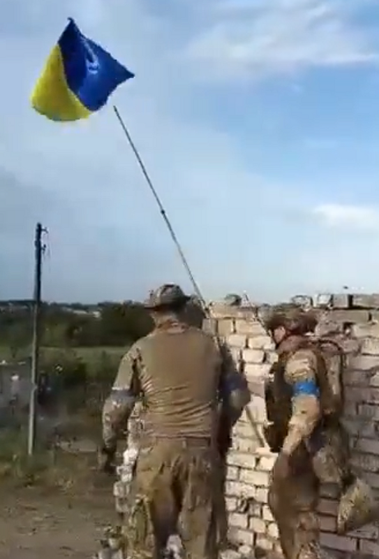烏軍在頓涅茨克州涅斯庫奇涅村內舉起國旗。   圖：翻攝自推特用戶「NOELREPORTS」