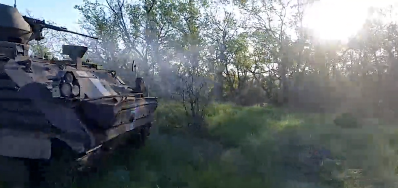 烏軍在巴赫穆特外圍與隱藏在樹林的俄軍激戰。   圖：翻攝自推特用戶「Мисливець за зорями」
